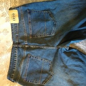 Izod Mens Comfort Stretch straight fit jeans.